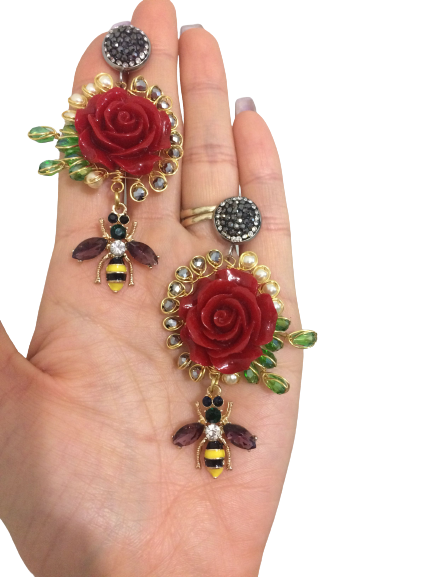 Aretes_de_flor_roja-removebg-preview